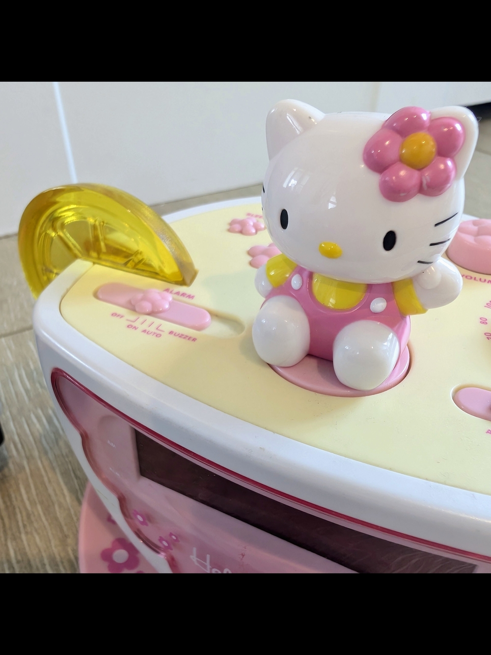 Vintage Hello Kitty Yellow And Pink Lemonade AM/FM Alarm Clock